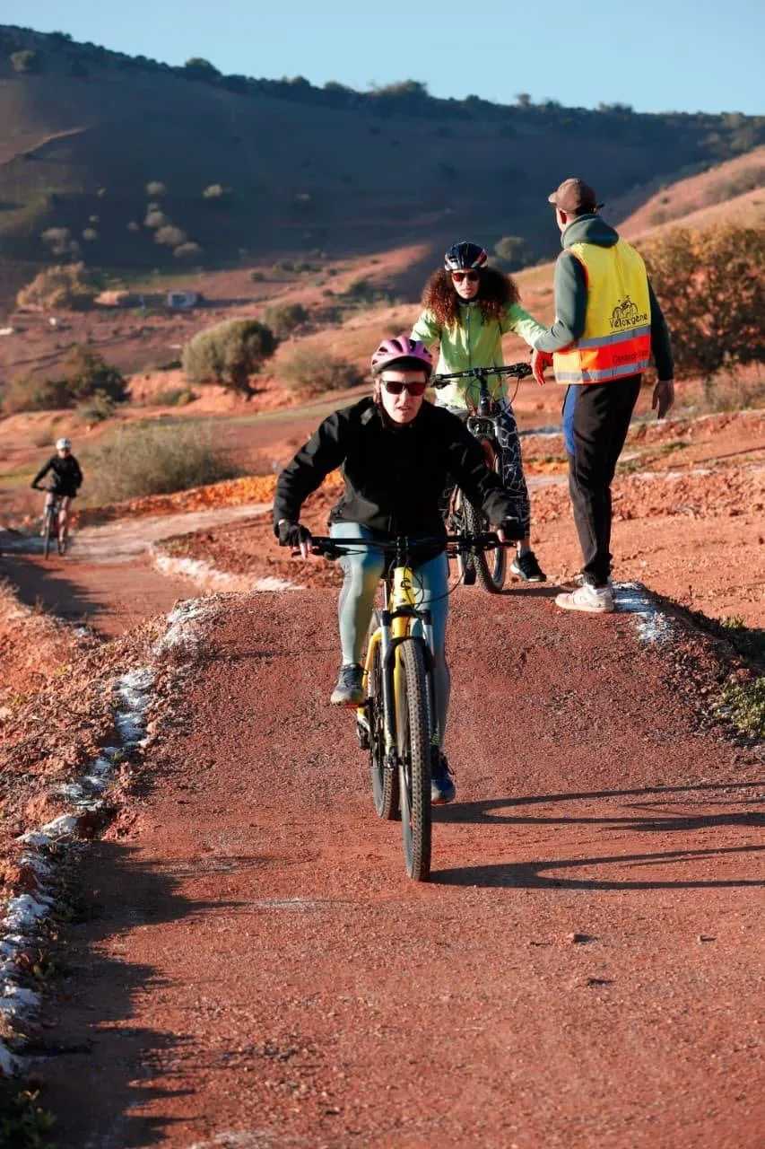 Un coach Veloxygene encourage une participante sur la piste